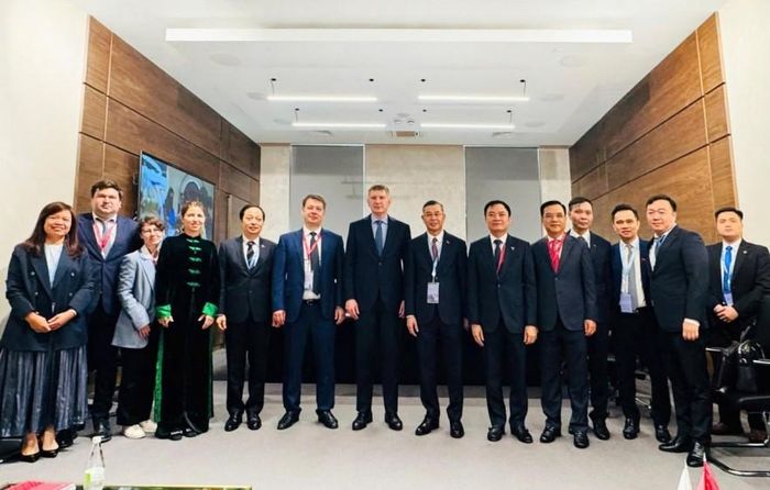 Bộ trưởng Ngô Văn Tuấn và Bộ trưởng Maxim Reshetnikov cùng thành viên tham dự cuộc hội đàm chụp hình lưu niệm. Ảnh: Đức Tiến