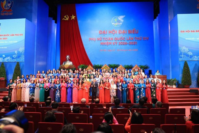 Chủ tịch Quốc hội tặng hoa cho Ban Chấp hành Trung ương Hội Liên hiệp Phụ nữ Việt Nam khóa XIV. Ảnh: BTC.