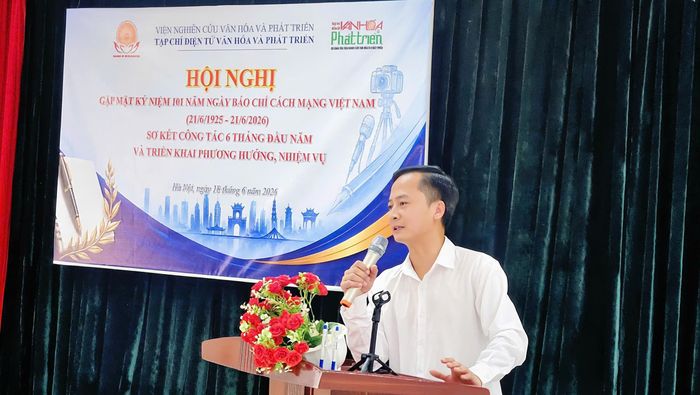 Nhà báo Nguyễn Tiến Dũng, Tổng Biên tập Tạp chí Điện tử Văn hóa và Phát triển phát biểu tại buổi gặp mặt.