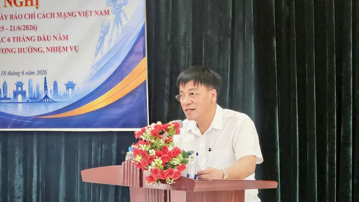 Nhà báo Lại Đức Hồng, Phó Tổng Biên tập Tạp chí Điện tử Văn hóa và Phát triển phát biểu tại buổi gặp mặt.