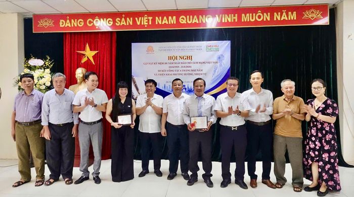 Các đại biểu chúc mừng 2 nhà báo được trao kỷ niệm chương "Vì sự nghiệp báo chí Việt Nam" của Hội Nhà báo Việt Nam.
