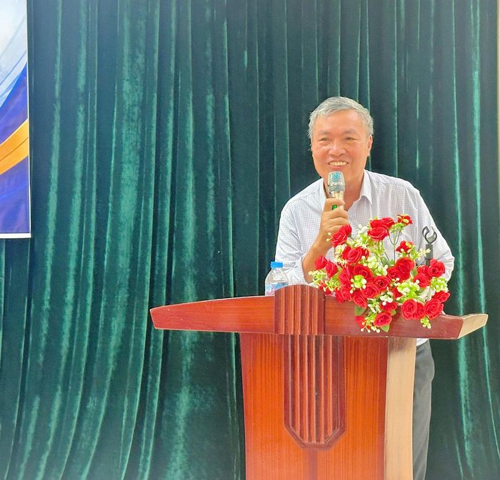 Nhà báo Vũ Xuân Bân, Chủ tịch Hội đồng Biên tập Tạp chí chia sẻ kinh nghiệm chuyên môn tại buổi gặp mặt.
