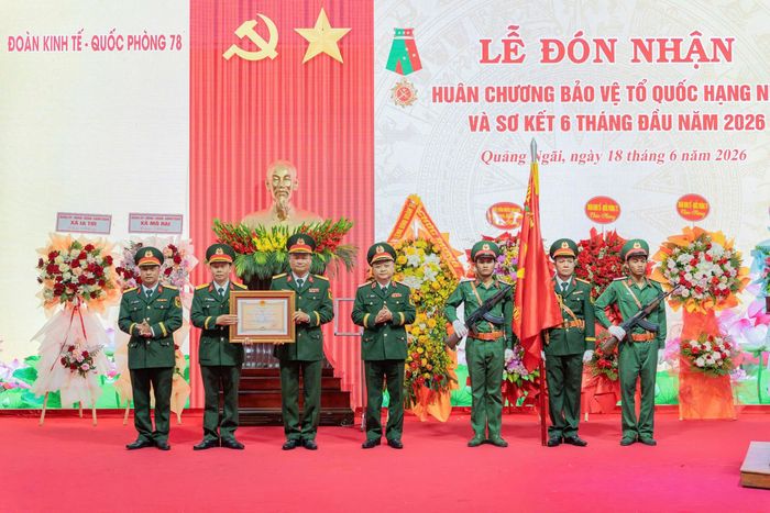 Thừa ủy quyền của cấp trên Thiếu tướng Hoàng Văn Sỹ- Tư lệnh Binh đoàn 15 đã trao Huân chương Bảo vệ Tổ quốc hạng Nhất cho Đoàn KT-QP 78