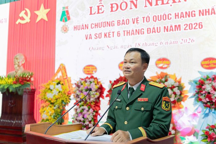 Đại tá Nguyễn Thế Vinh, Đoàn trưởng Đoàn KT-QP 78 báo cáo thành tích đơn vị tại buổi lễ 