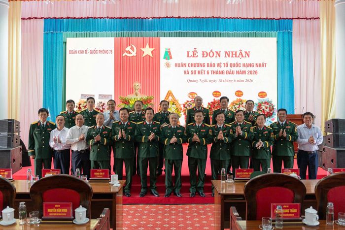 Các đại biểu chụp ảnh lưu niệm