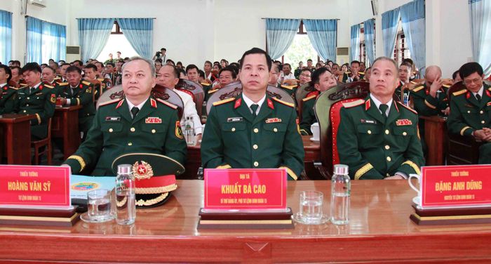 Thiếu tướng Hoàng Văn Sỹ, Tư lệnh Binh đoàn 15, Đại tá Khuất Bá Cao- Bí thư Đảng ủy, Phó Tư lệnh Binh đoàn 15 cùng Thiếu tướng Đặng Anh Dũng - nguyên Tư lệnh Binh đoàn 15 đến dự lễ