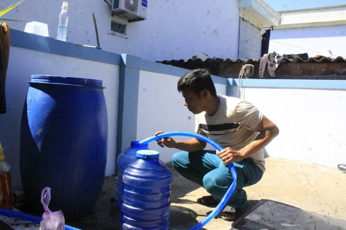 Người dân tích trữ nước ngọt ở đảo Lý Sơn. Ảnh: N.Y