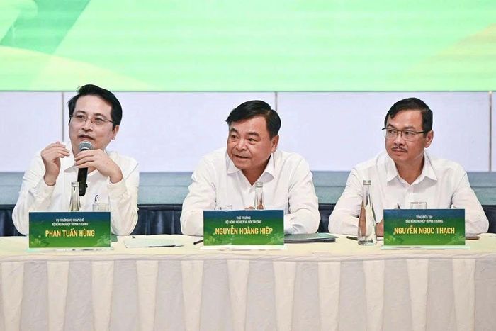 Thứ trưởng Bộ Nông nghiệp và Môi trường Nguyễn Hoàng Hiệp, Vụ trưởng Vụ Pháp chế Phan Tuấn Hùng và Tổng Biên tập Báo Nông nghiệp và Môi trường Nguyễn Ngọc Thạch đồng chủ trì phiên đối thoại trong khuôn khổ Diễn đàn. (Ảnh: BTC)
