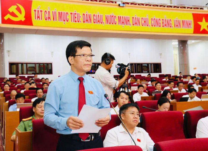 Đại biểu Nguyễn Bảo Đông nêu nội dung chất vấn tại Hội trường. Ảnh: D. Nguyện