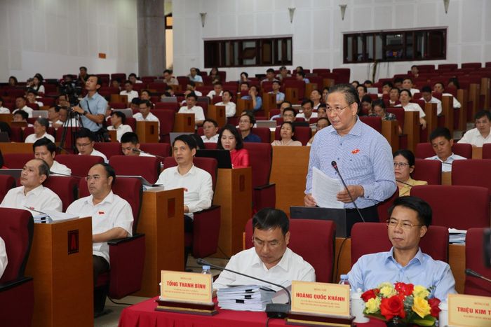 Trưởng Ban Văn hóa - Xã hội HĐND tỉnh Đào Xuân Huyên - Tổ đại biểu số 6 thảo luận tại hội trường. Ảnh: P. Thịnh