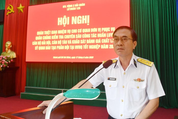 Đại tá Phạm Minh Chiến, Chính ủy Lữ đoàn 125 chủ trì Hội nghị quán triệt, giao nhiệm vụ phục vụ Quân chủng Hải quân kiểm tra chuyên sâu đội ngũ cán bộ hải đội, cán bộ tàu