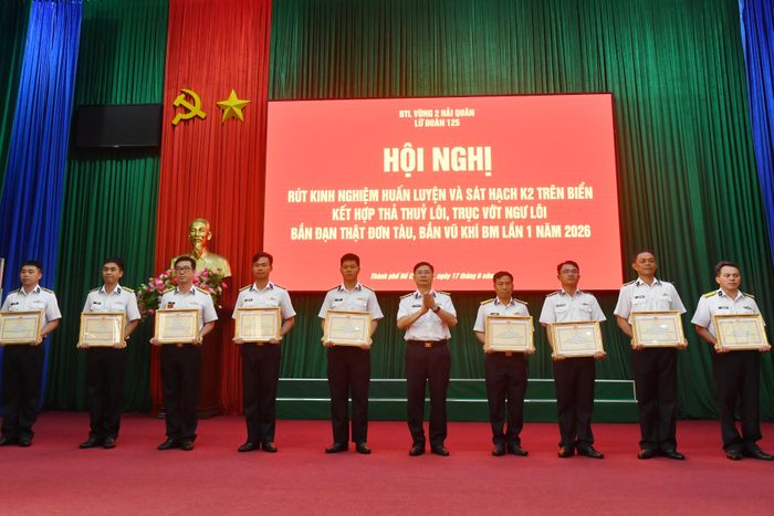 Thủ trưởng Lữ đoàn 125 trao thưởng cho các tập thể và cá nhân có thành tích xuất sắc