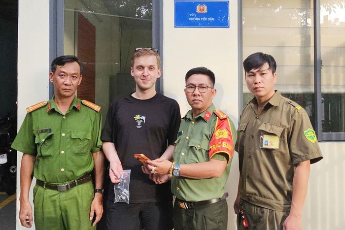 Lực lượng Công an TP. Hồ Chí Minh tìm và trao lại tài sản cho du khách người Nga để quên trên taxi