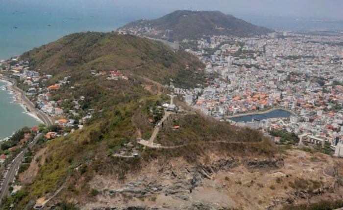 Mũi Nghing Phong nằm trong số các danh thắng khi ngắm toàn cảnh Vũng Tàu từ trực thăng