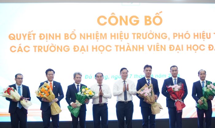 Lãnh đạo TP. Đà Nẵng chúc mừng Hiệu trưởng các trường thành viên thuộc Đại học Đà Nẵng.