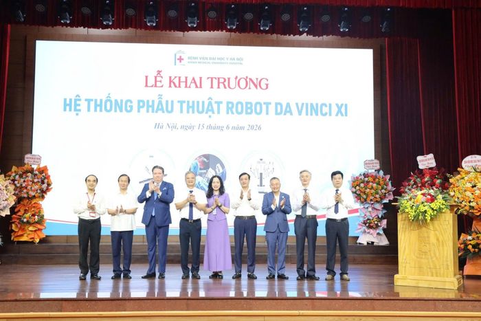 Các đại biểu tham dự lễ đưa Hệ thống phẫu thuật Robot Da Vinci Xi vào hoạt động. Ảnh: BVCC