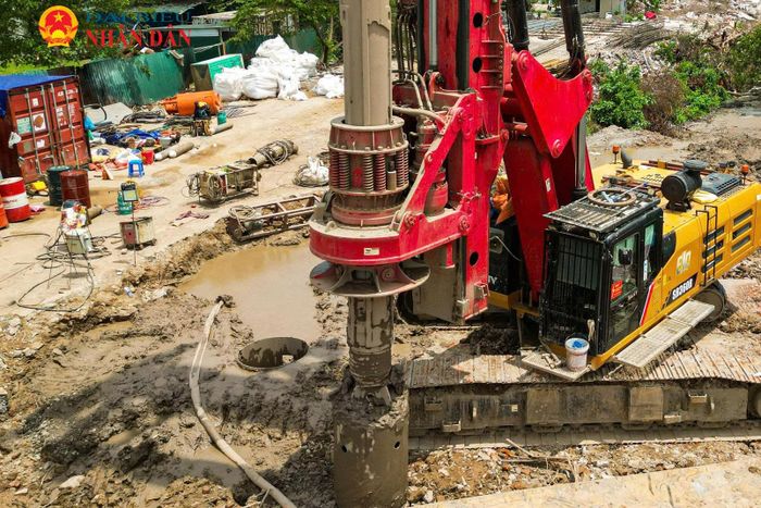 Theo ghi nhận của phóng viên, máy khoan cọc nhồi và các thiết bị chuyên dụng được huy động tới hiện trường để triển khai những hạng mục đầu tiên của dự án
