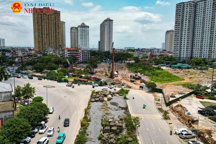 Khu vực thi công được quây tôn, tổ chức phân luồng nhằm bảo đảm an toàn cho người dân và phương tiện lưu thông tại nút giao Phạm Tu - Xa La