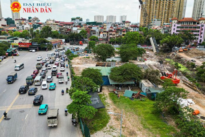 Do vướng mắc GPMB, hạng mục nút giao Xa La - Phạm Tu từng phải tạm dừng thi công từ năm 2018. Việc chậm tiến độ kéo dài khoảng 8 năm đã khiến khu vực này thường xuyên xảy ra ùn tắc giao thông