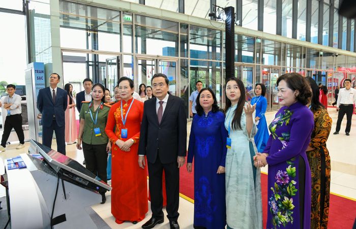 Chủ tịch Quốc hội Trần Thanh Mẫn và các đại biểu thăm các gian trưng bày tại Đại hội
