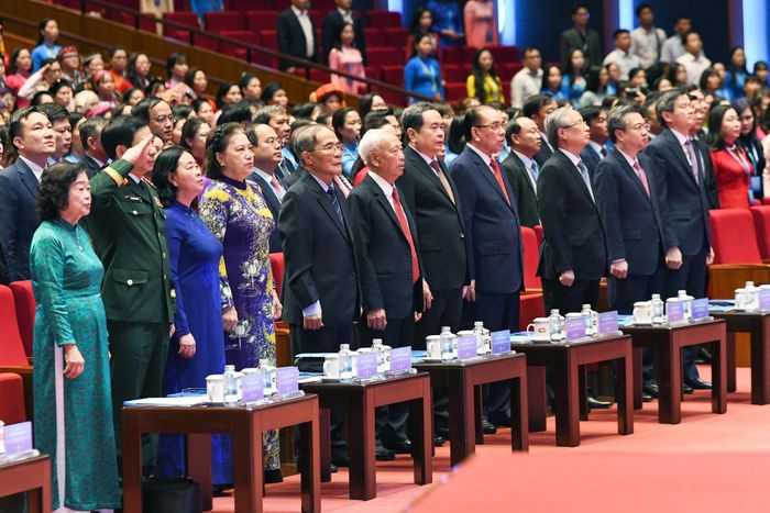 Chủ tịch Quốc hội Trần Thanh Mẫn, nguyên Tổng Bí thư Nông Đức Mạnh, nguyên Chủ tịch Quốc hội Nguyễn Văn An, nguyên Chủ tịch Quốc hội Nguyễn Sinh Hùng, nguyên Chủ tịch Quốc hội Nguyễn Thị Kim Ngân và các đại biểu thực hiện nghi thức chào cờ