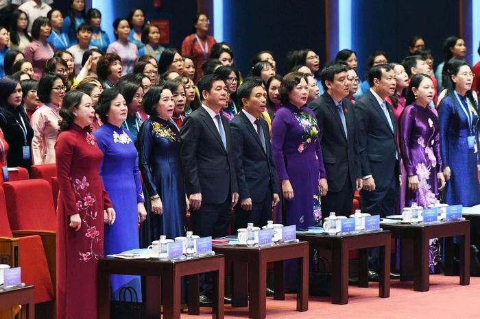 Các đại biểu thực hiện nghi thức chào cờ