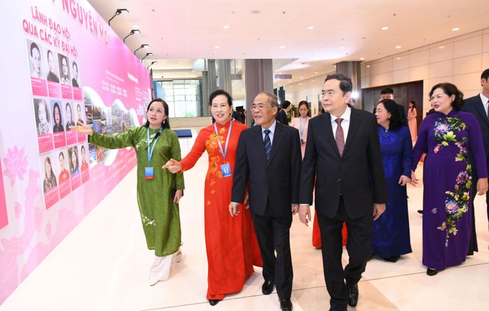 Chủ tịch Quốc hội Trần Thanh Mẫn, nguyên Chủ tịch Quốc hội Nguyễn Sinh Hùng, Phó Chủ tịch Quốc hội Nguyễn Thị Hồng cùng các đại biểu tham quan triển lãm “Dấu ấn và khát vọng kỷ nguyên mới”