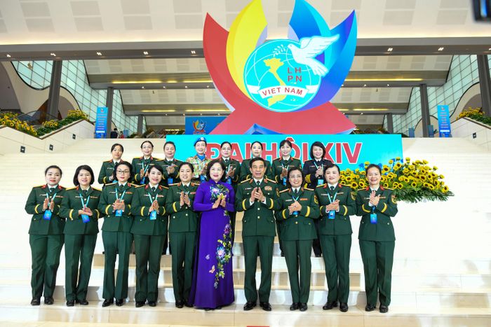 Phó Thủ tướng Chính phủ, Bộ trưởng Bộ Quốc phòng, Đại tướng Phan Văn Giang và Phó Chủ tịch Quốc hội Nguyễn Thị Hồng cùng các đại biểu phụ nữ quân đội