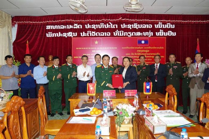 Đại tá Phạm Văn Sâm, Chính ủy Bộ CHQS tỉnh Thanh Hóa và Phó chủ tịch Ủy ban chính quyền tỉnh Hủa Phăn Bouakhone Phonmixay trao biên bản bàn giao 19 hài cốt liệt sĩ quân tình nguyện và chuyên gia Việt Nam
