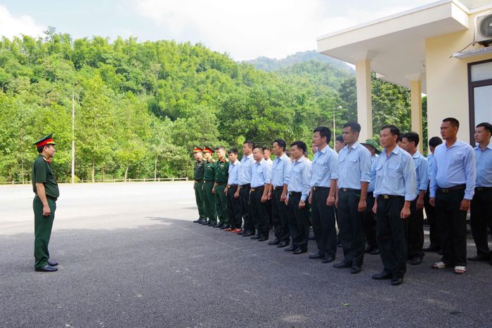 Đại tá Nguyễn Xuân Toàn giao nhiệm vụ cho Đội quy tập mộ liệt sĩ