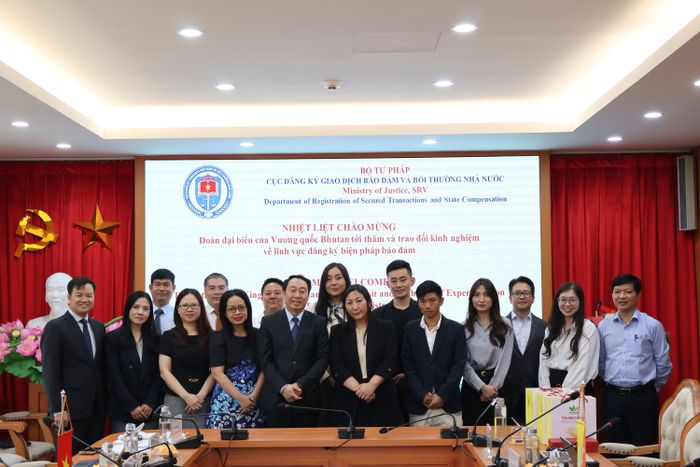 Đại diện Cục Đăng ký giao dịch bảo đảm và Bồi thường nhà nước cùng Đoàn công tác Bhutan chụp ảnh lưu niệm.