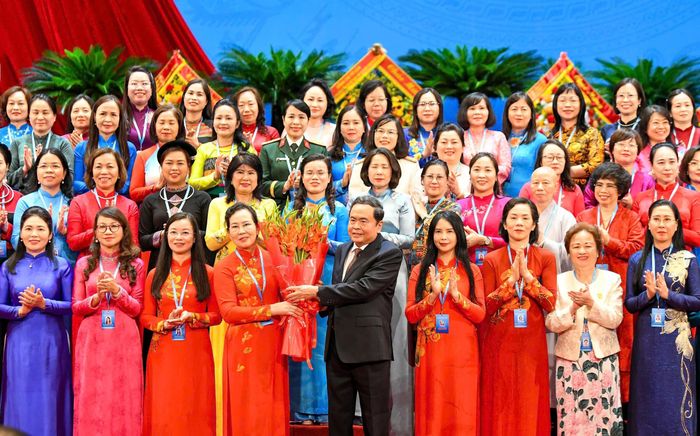 Chủ tịch Quốc hội Trần Thanh Mẫn tặng hoa, chúc mừng Ban Chấp hành Trung ương Hội Liên hiệp Phụ nữ Việt Nam khóa XIV ra mắt Đại hội. Ảnh: Lâm Hiển