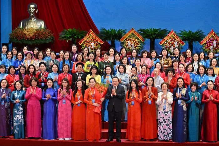 Chủ tịch Quốc hội Trần Thanh Mẫn tặng hoa, chúc mừng Ban Chấp hành Trung ương Hội Liên hiệp Phụ nữ Việt Nam khóa XIV ra mắt Đại hội. Ảnh: Lâm Hiển