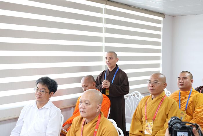 Đại diện phóng viên Báo Giác Ngộ đặt câu hỏi tại buổi họp báo