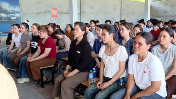 100 người dân là đồng bào dân tộc thiểu số tại xã Đakrông tham dự kỳ thi sát hạch lái xe mô tô