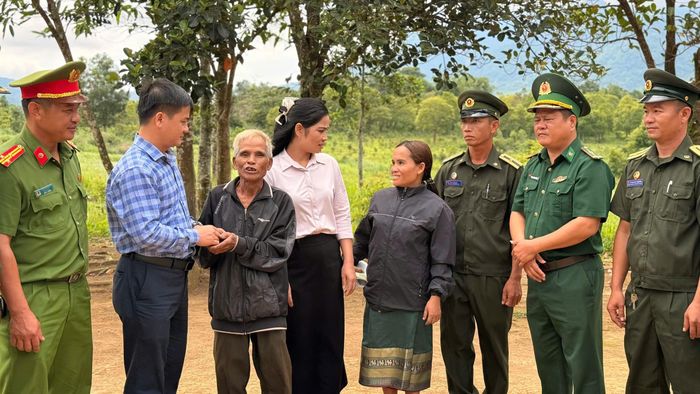 Lực lượng chức năng hai nước Việt Lào hỏi thăm động viên bà con dân bản xã Hướng Lập, tỉnh Quảng Trị tại lễ khởi công xây dựng “Nghĩa tình biên giới Việt Nam - Lào”.