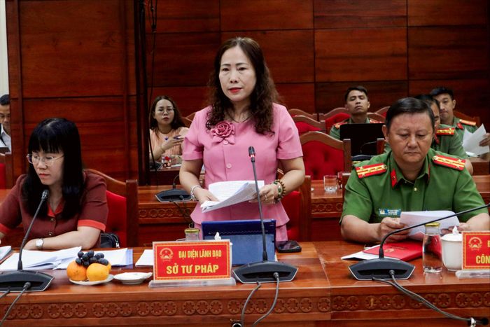 Phó Giám đốc Sở Tư pháp Đắk Lắk Phan Thị Hoa báo cáo tình hình thực hiện chính sách, pháp luật về hòa giải ở cơ sở trên địa bàn tỉnh