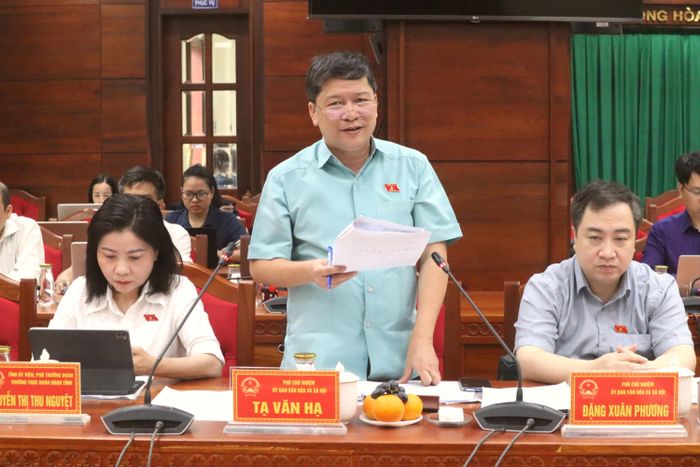 Phó Chủ nhiệm Ủy ban Văn hóa và Xã hội Tạ Văn Hạ phát biểu tại buổi làm việc
