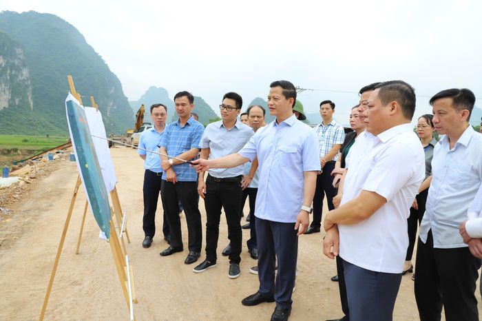 Chủ tịch UBND tỉnh Vương Quốc Tuấn chỉ đạo không để dự án kéo dài, làm đến đâu dứt điểm đến đó. Ảnh: Đồng Văn Thưởng