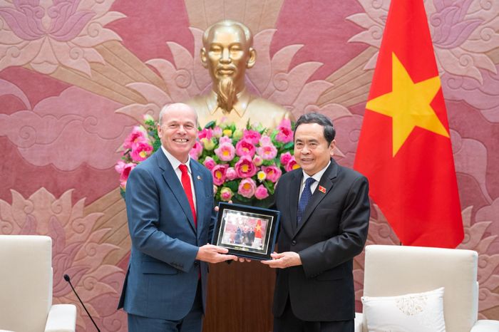 Chủ tịch Quốc hội Trần Thanh Mẫn trao quà lưu niệm tặng Đại sứ Canada tại Việt Nam Jim Nickel