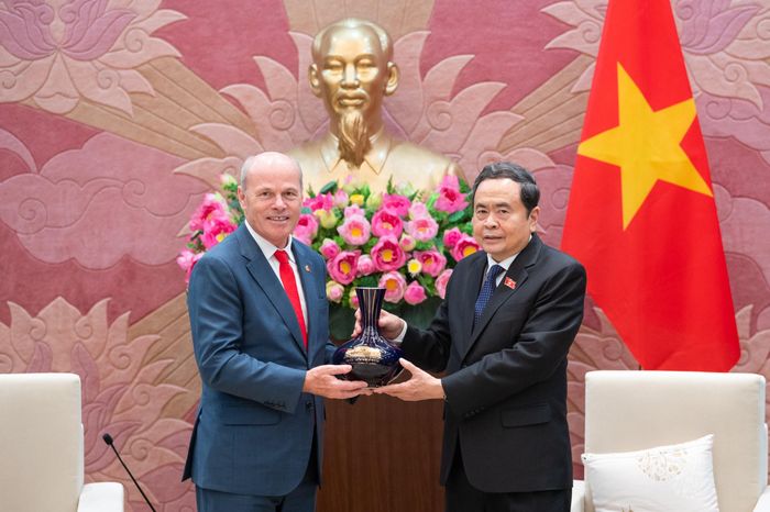 Chủ tịch Quốc hội Trần Thanh Mẫn trao quà lưu niệm tặng Đại sứ Canada tại Việt Nam Jim Nickel
