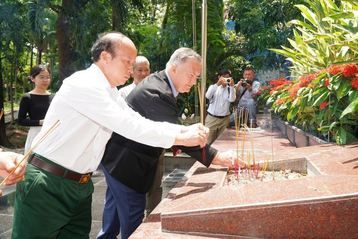 Các đại biểu dâng hoa, dâng hương tại Công viên Lê Thị Riêng