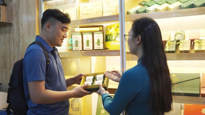Các sản phẩm trước khi đưa ra thị trường đều gắn mã QR để truy xuất nguồn gốc, giúp người tiêu dùng dễ dàng kiểm tra thông tin và nâng cao niềm tin đối với thương hiệu. Ảnh: Đồng Văn Thưởng