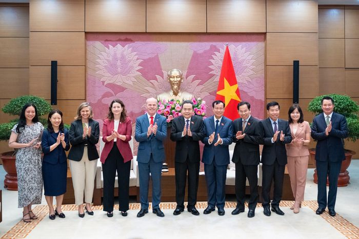 Chủ tịch Quốc hội Trần Thanh Mẫn và Đại sứ Canada tại Việt Nam Jim Nickel chụp ảnh lưu niệm cùng các đại biểu tham dự cuộc tiếp