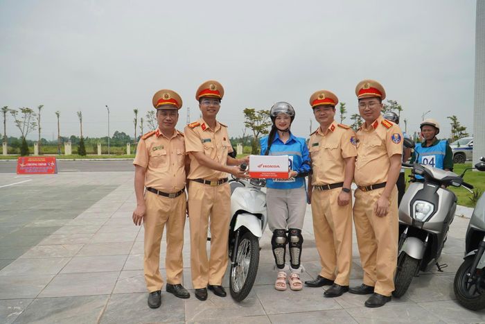 Các chiến sĩ Cảnh sát giao thông trực tiếp đồng hành cùng người dân trong từng bài thực hành, giúp người tham gia dễ dàng tiếp thu và áp dụng các kỹ năng lái xe an toàn vào thực tế.
