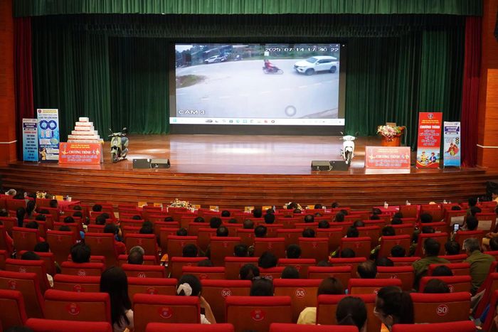 Điểm nhấn của chương trình là việc trình chiếu các clip ghi lại những vụ tai nạn giao thông thực tế xảy ra trong thời gian gần đây, giúp người dân trực quan nhận diện những nguy cơ tiềm ẩn và các tình huống mất an toàn thường gặp khi tham gia giao thông.