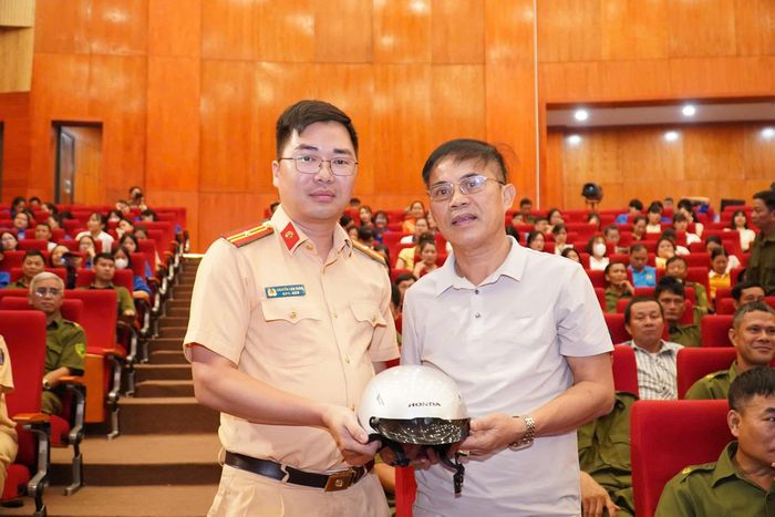 Không khí chương trình trở nên sôi nổi hơn với các phần tương tác, thu hút sự quan tâm và tham gia tích cực của đông đảo người dân địa phương.