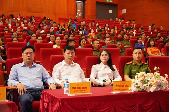 Các đại biểu tham dự chương trình.