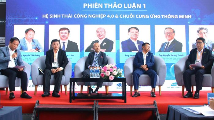 Các chuyên gia thảo luận tại diễn đàn.