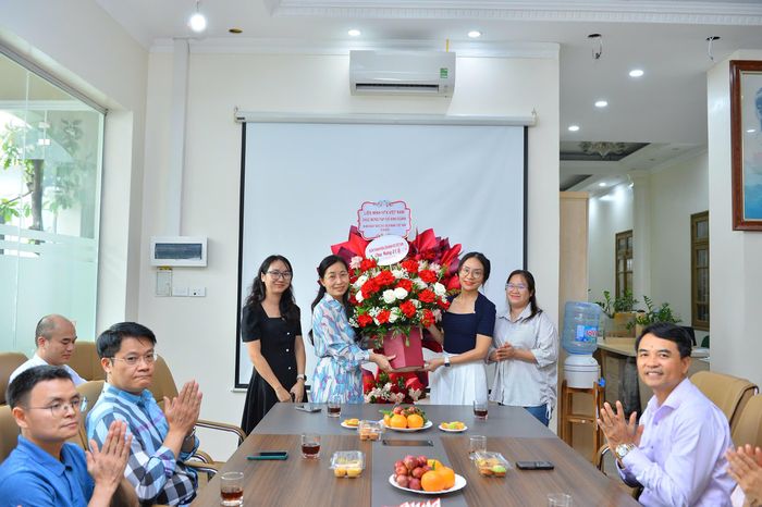 Đoàn Thanh niên Liên minh HTX Việt Nam tặng hoa chúc mừng Tạp chí Kinh Doanh.